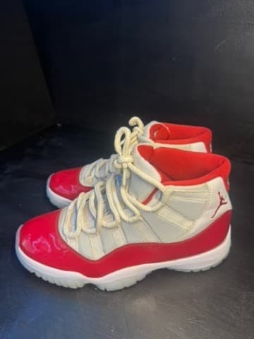 Jordan 11 size 7.5 cherry - Thumbnail 3