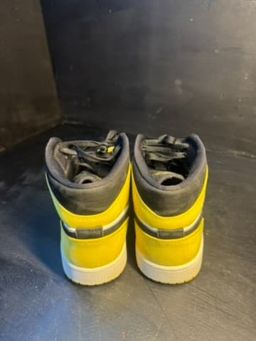 jordan 1 mid shoes size 9.5 - Thumbnail 2