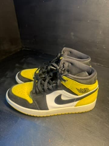 jordan 1 mid shoes size 9.5 - Thumbnail 3