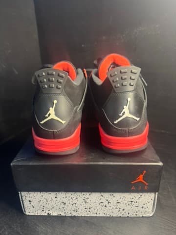 Jordan 4 size 8 barely used - Thumbnail 2