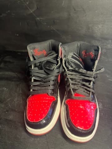 Jordan 1 mid size 8.5 - Thumbnail 4