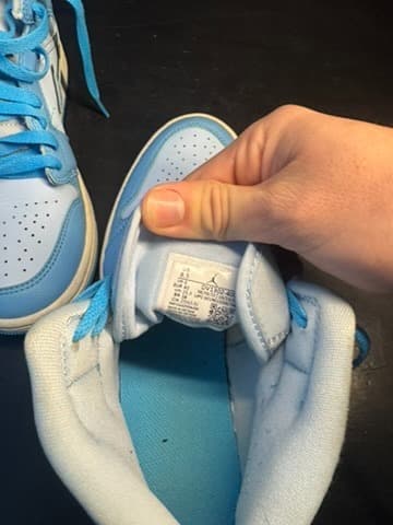 Jordan 1 mid size 8.5 - Thumbnail 6