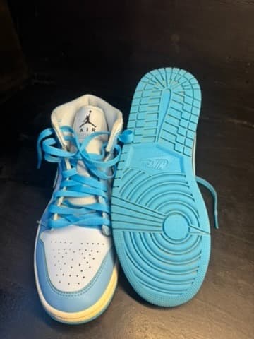 Jordan 1 mid size 8.5 - Thumbnail 5