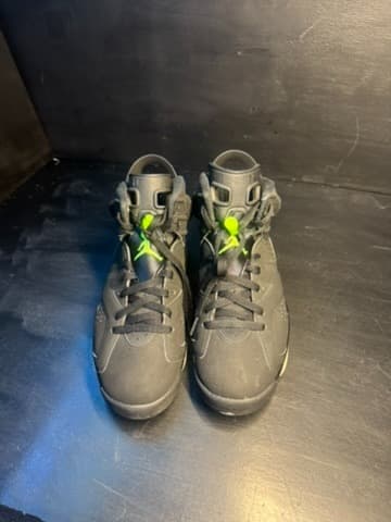 Jordan 6 size 8.5 good condition - Thumbnail 4