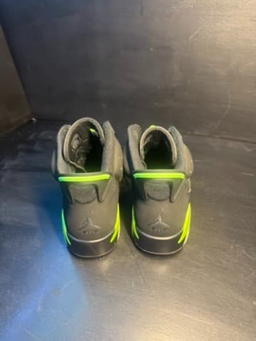 Jordan 6 size 8.5 good condition - Thumbnail 2