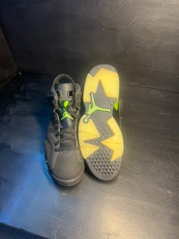 Jordan 6 size 8.5 good condition - Thumbnail 5