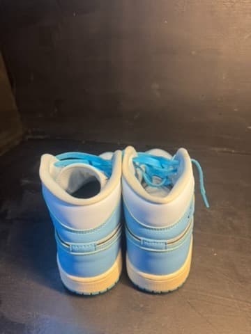Jordan 1 mid size 8.5 - Thumbnail 2