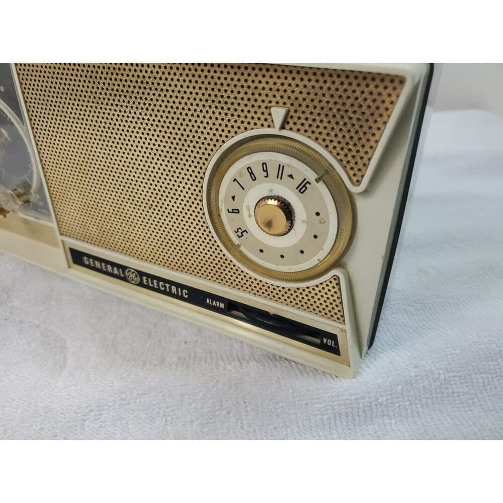 GE Model CT-455A AM Radio With Alarm Cream And Black 1960's Vintage - Thumbnail 10