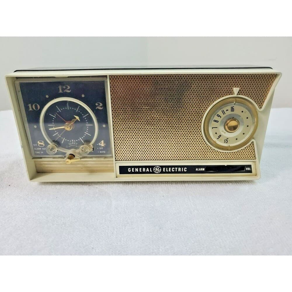 GE Model CT-455A AM Radio With Alarm Cream And Black 1960's Vintage - Thumbnail 2