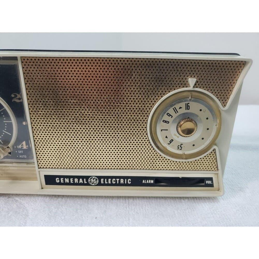 GE Model CT-455A AM Radio With Alarm Cream And Black 1960's Vintage - Thumbnail 4