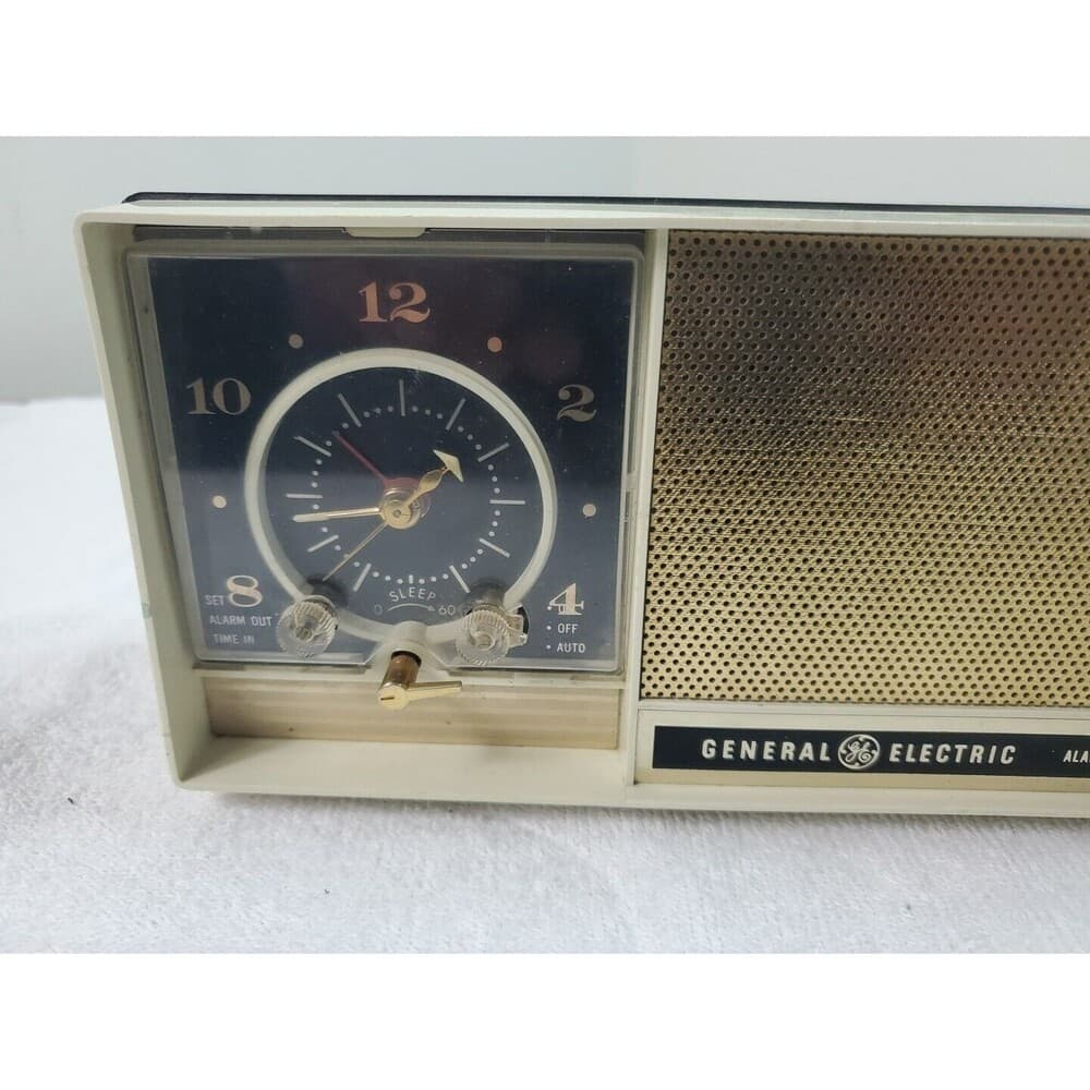 GE Model CT-455A AM Radio With Alarm Cream And Black 1960's Vintage - Thumbnail 5