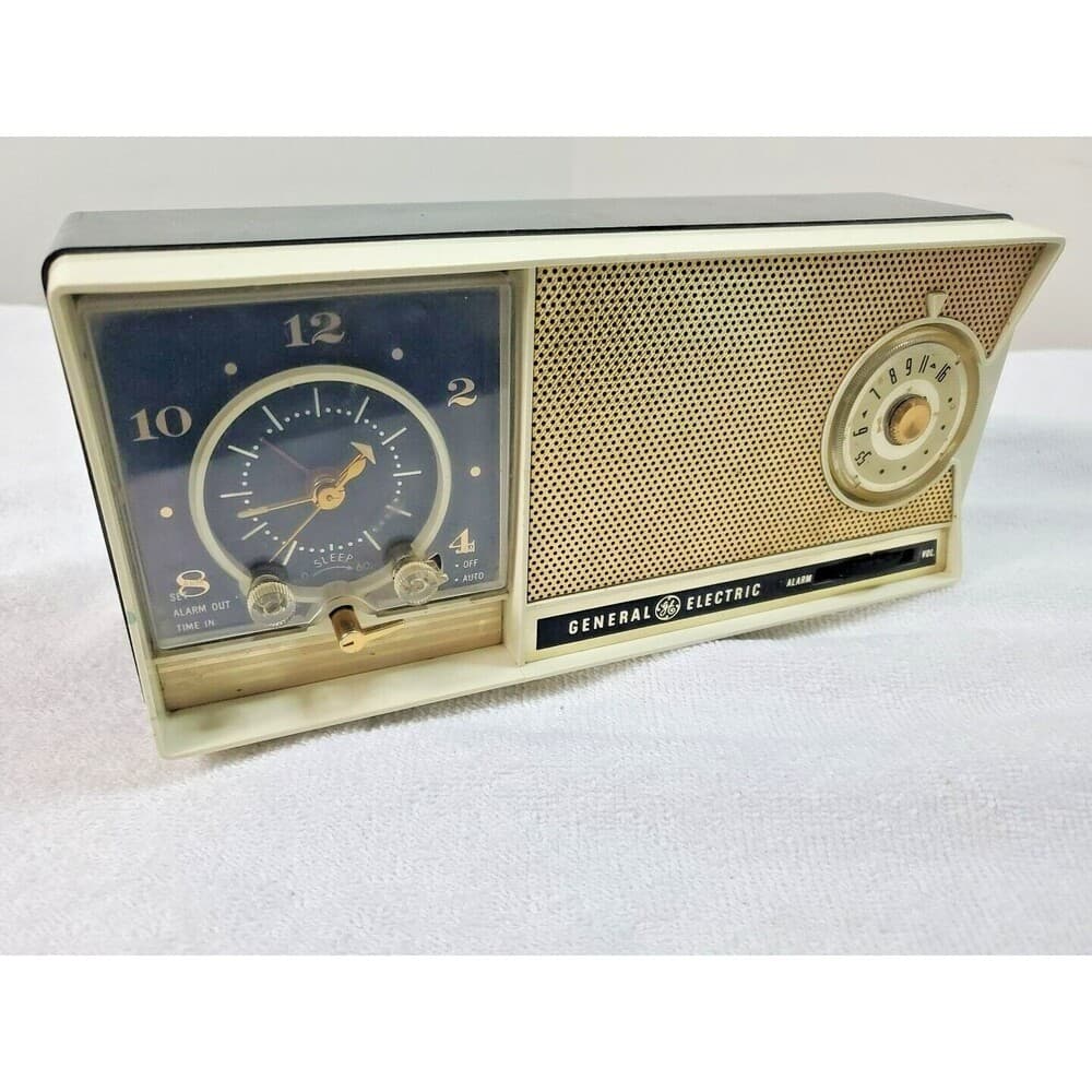 GE Model CT-455A AM Radio With Alarm Cream And Black 1960's Vintage