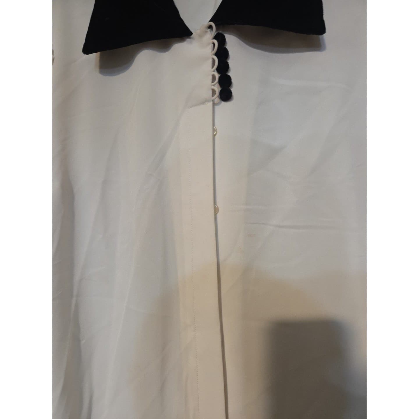 TESS Vintage White Blouse, Black Velvet Collar, Button Front, Women's Small - Thumbnail 7
