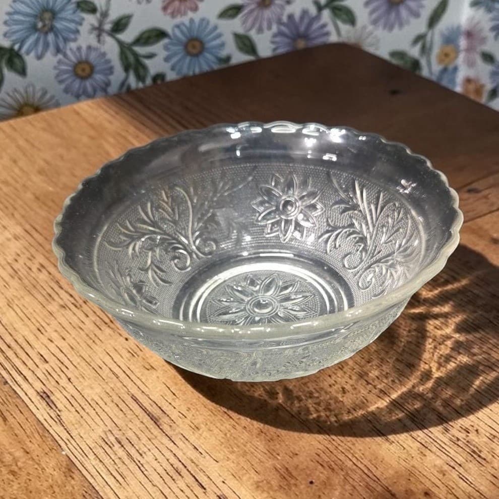 Anchor Hocking Sandwich Glass Deep Bowl, Vintage Daisy Pattern Dish, Centerpiece
