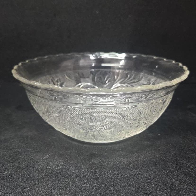 Anchor Hocking Sandwich Glass Deep Bowl, Vintage Daisy Pattern Dish, Centerpiece - Thumbnail 8
