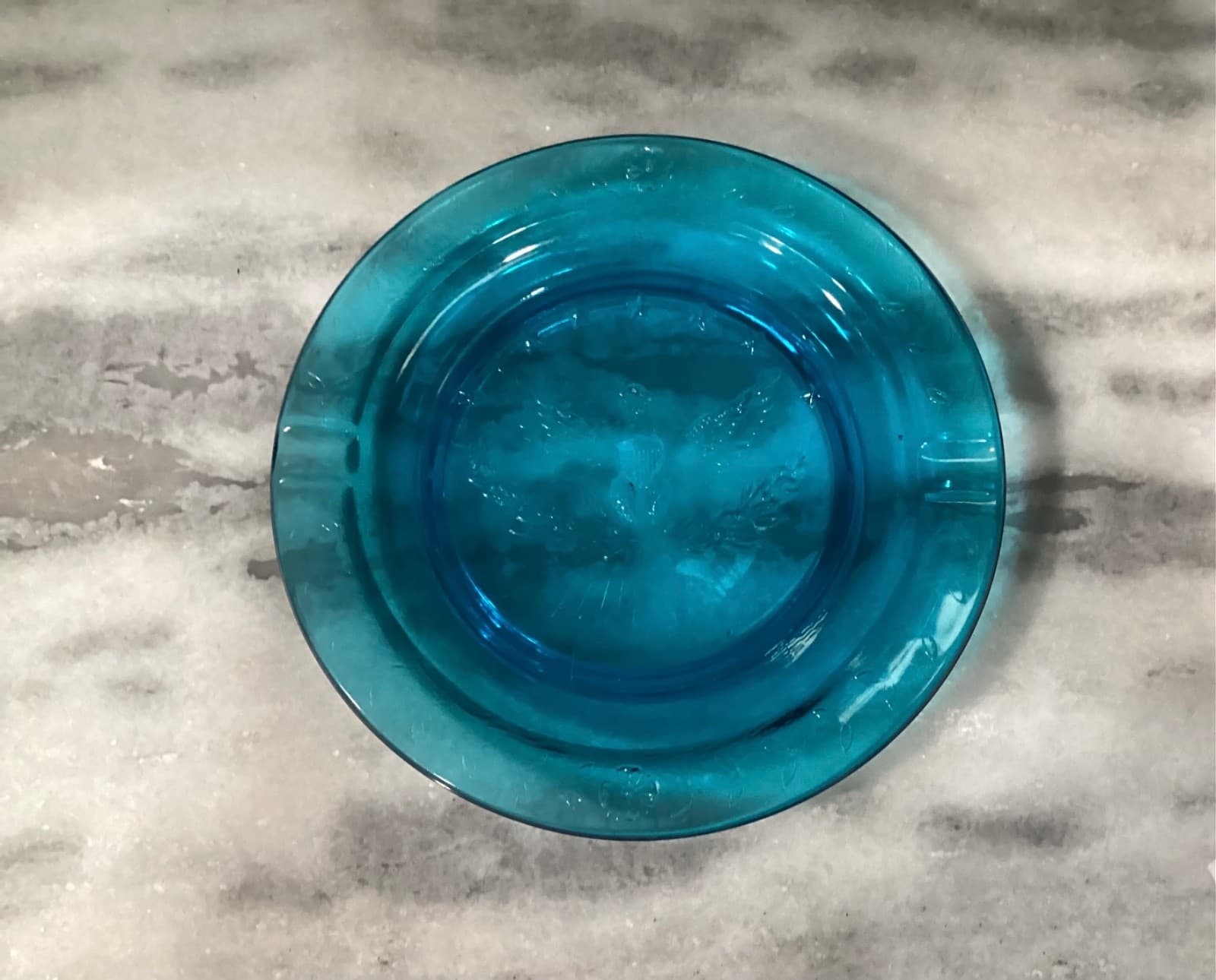 Vintage L.E. Smith MCM Heritage Blue Glass Embossed American Eagle Ashtray - Thumbnail 2