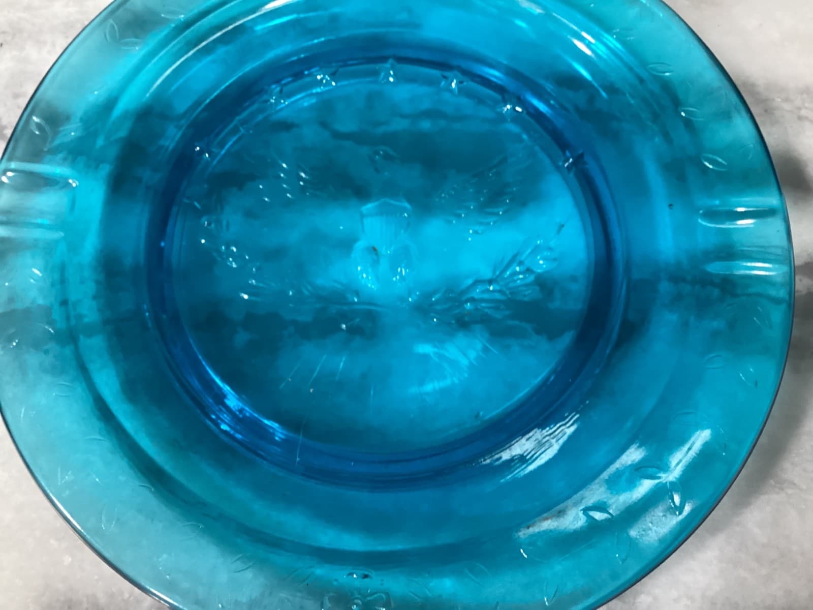 Vintage L.E. Smith MCM Heritage Blue Glass Embossed American Eagle Ashtray - Thumbnail 3