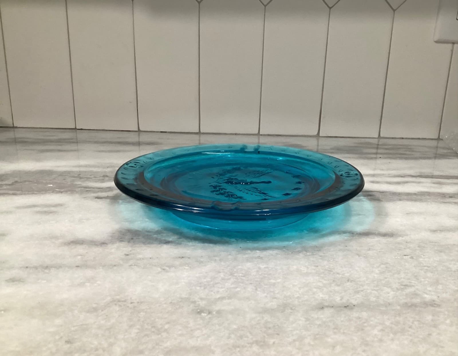 Vintage L.E. Smith MCM Heritage Blue Glass Embossed American Eagle Ashtray - Thumbnail 8