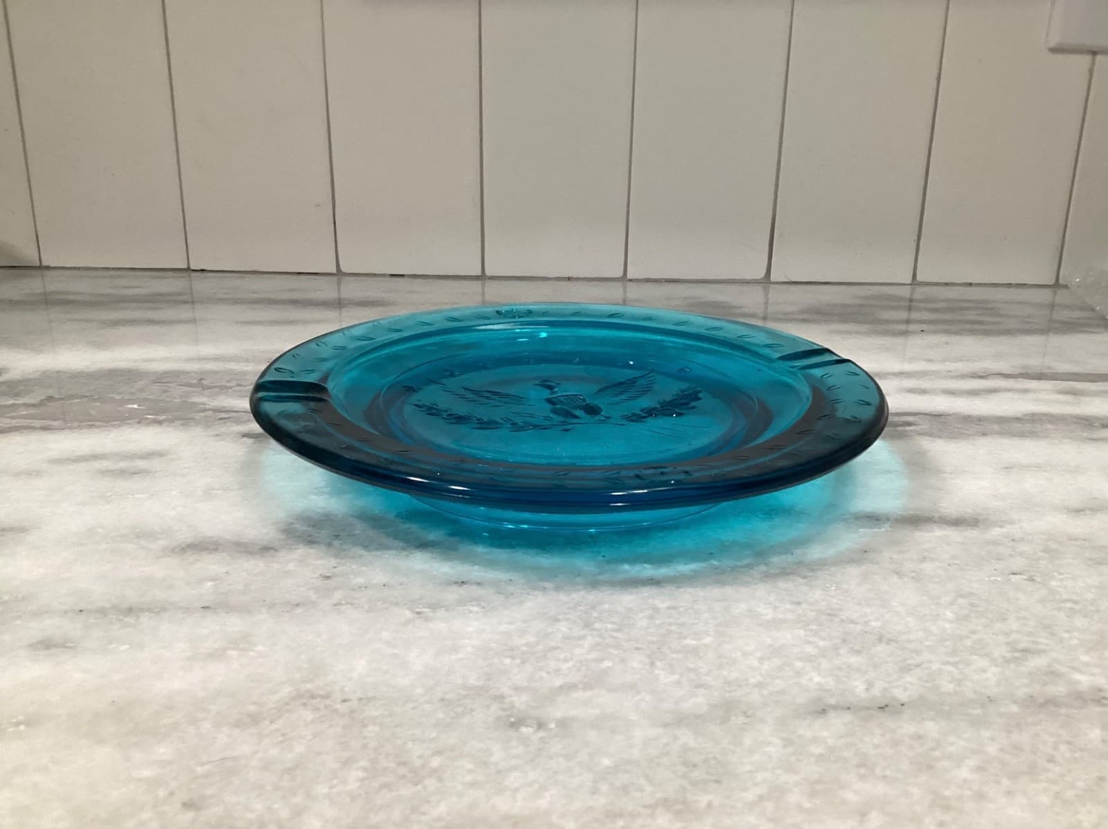 Vintage L.E. Smith MCM Heritage Blue Glass Embossed American Eagle Ashtray - Thumbnail 9