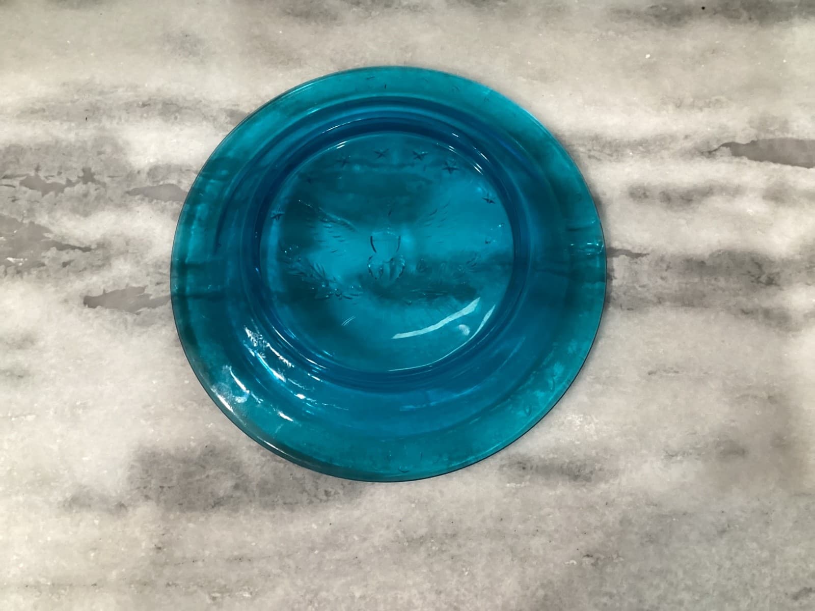 Vintage L.E. Smith MCM Heritage Blue Glass Embossed American Eagle Ashtray - Thumbnail 4