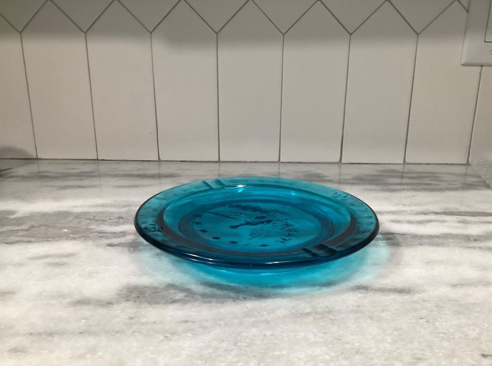 Vintage L.E. Smith MCM Heritage Blue Glass Embossed American Eagle Ashtray - Thumbnail 10
