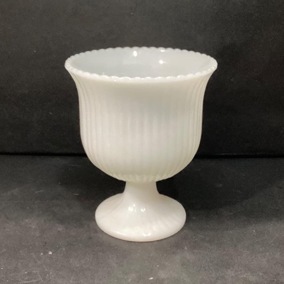 Vintage E.O. Brody Co. USA M3000 White Milk Glass Ribbed Pedestal Vase 6.5" - Thumbnail 9