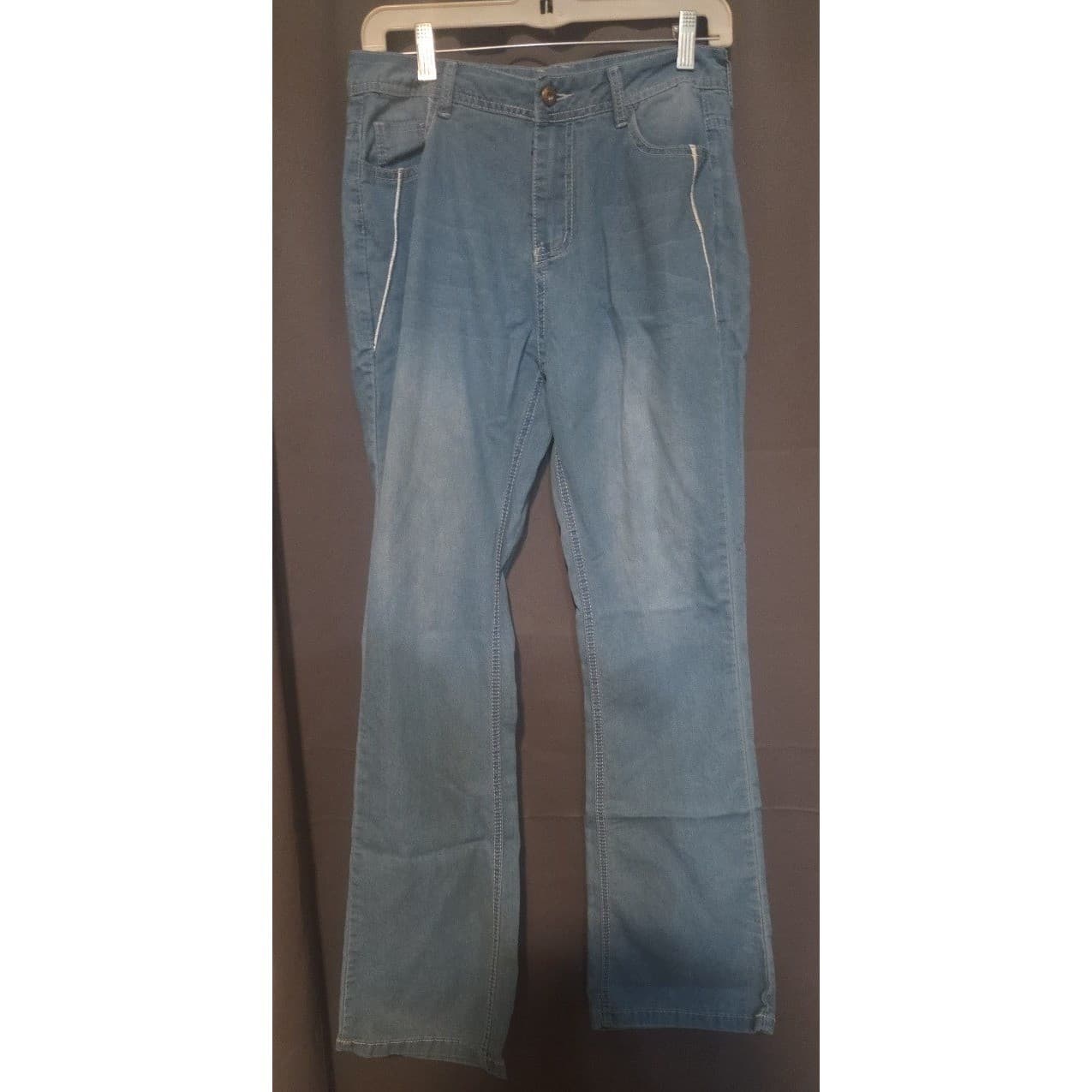 Light Wash Bootcut Jeans with Embroidered Back Pockets. Woman's Medium, Vintage - Thumbnail 3