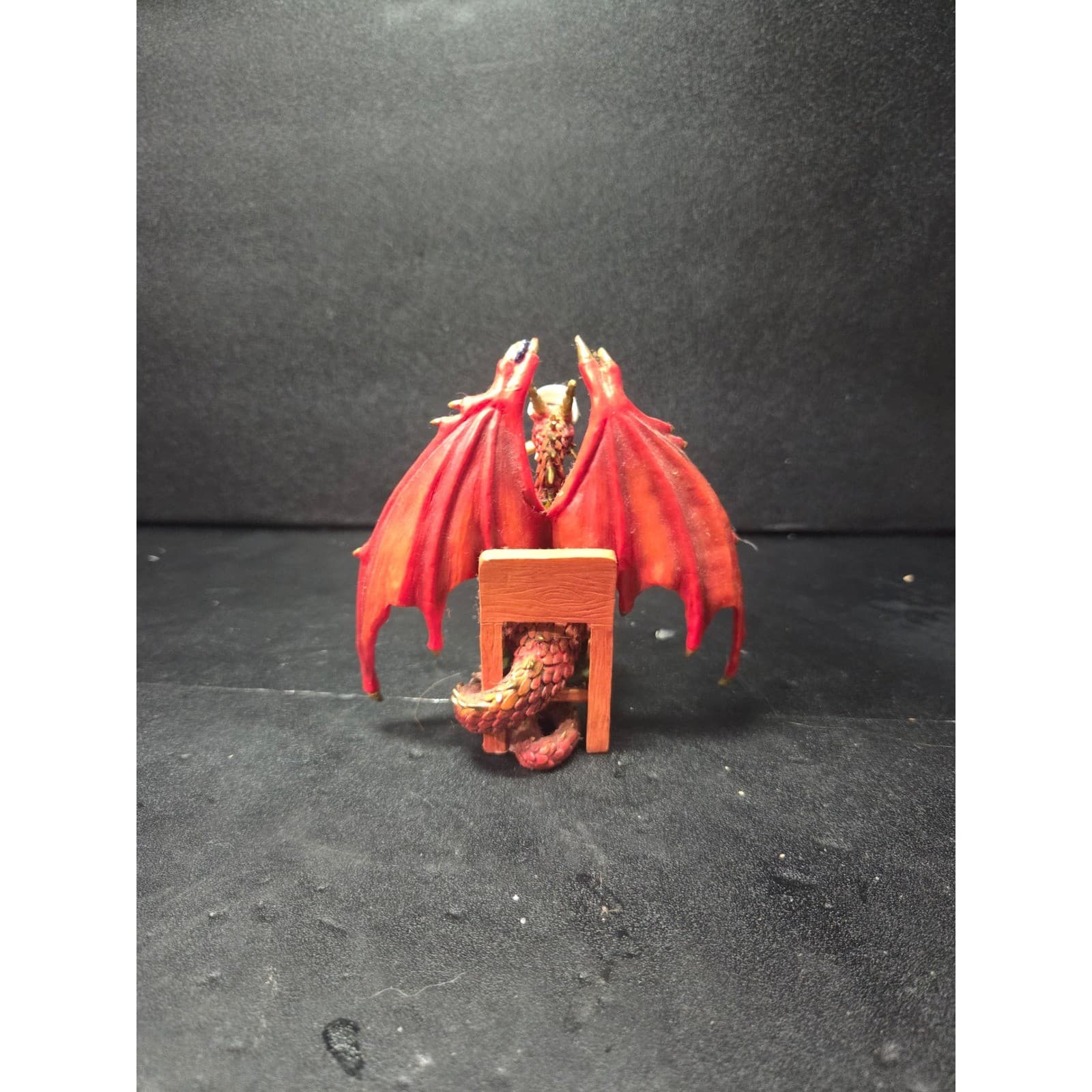Hamilton Collection Holdin' Harry Dragon Figurine, Hold 'Em Or Fold 'Em, Flaw - Thumbnail 4