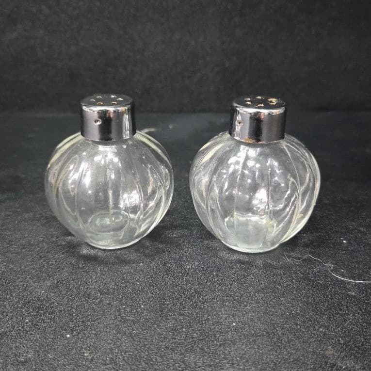 Clear Glass Salt & Pepper Shakers, Vintage Melon Ribbed Design, MCM Tableware - Thumbnail 4