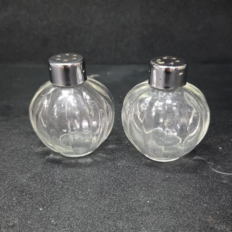 Clear Glass Salt & Pepper Shakers, Vintage Melon Ribbed Design, MCM Tableware - Thumbnail 2