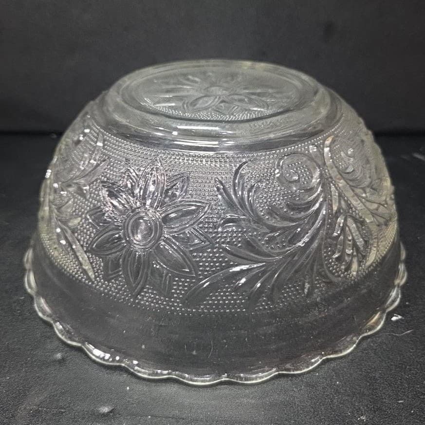 Anchor Hocking Clear Sunflower Serving Bowl, Vintage Pressed Glass Centerpiece - Thumbnail 9