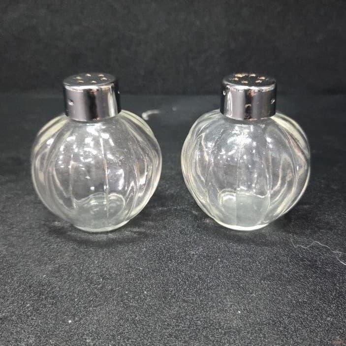 Clear Glass Salt & Pepper Shakers, Vintage Melon Ribbed Design, MCM Tableware - Thumbnail 3