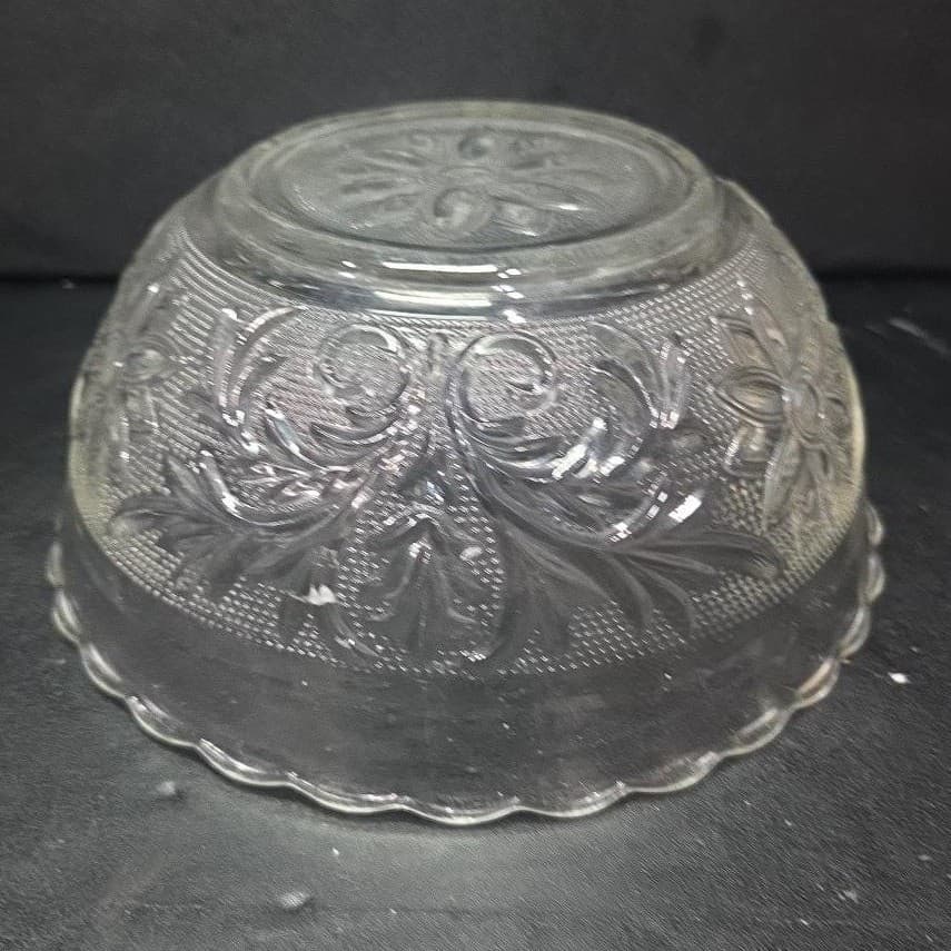 Anchor Hocking Clear Sunflower Serving Bowl, Vintage Pressed Glass Centerpiece - Thumbnail 7