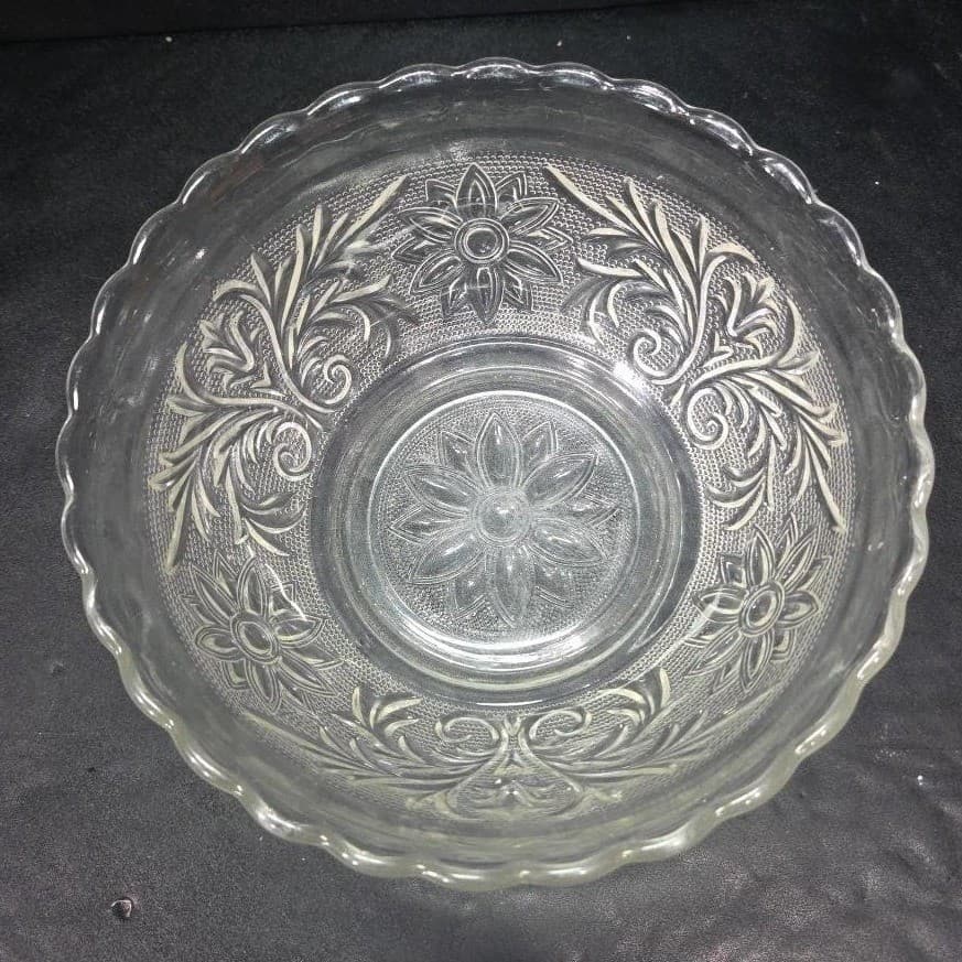 Anchor Hocking Clear Sunflower Serving Bowl, Vintage Pressed Glass Centerpiece - Thumbnail 3