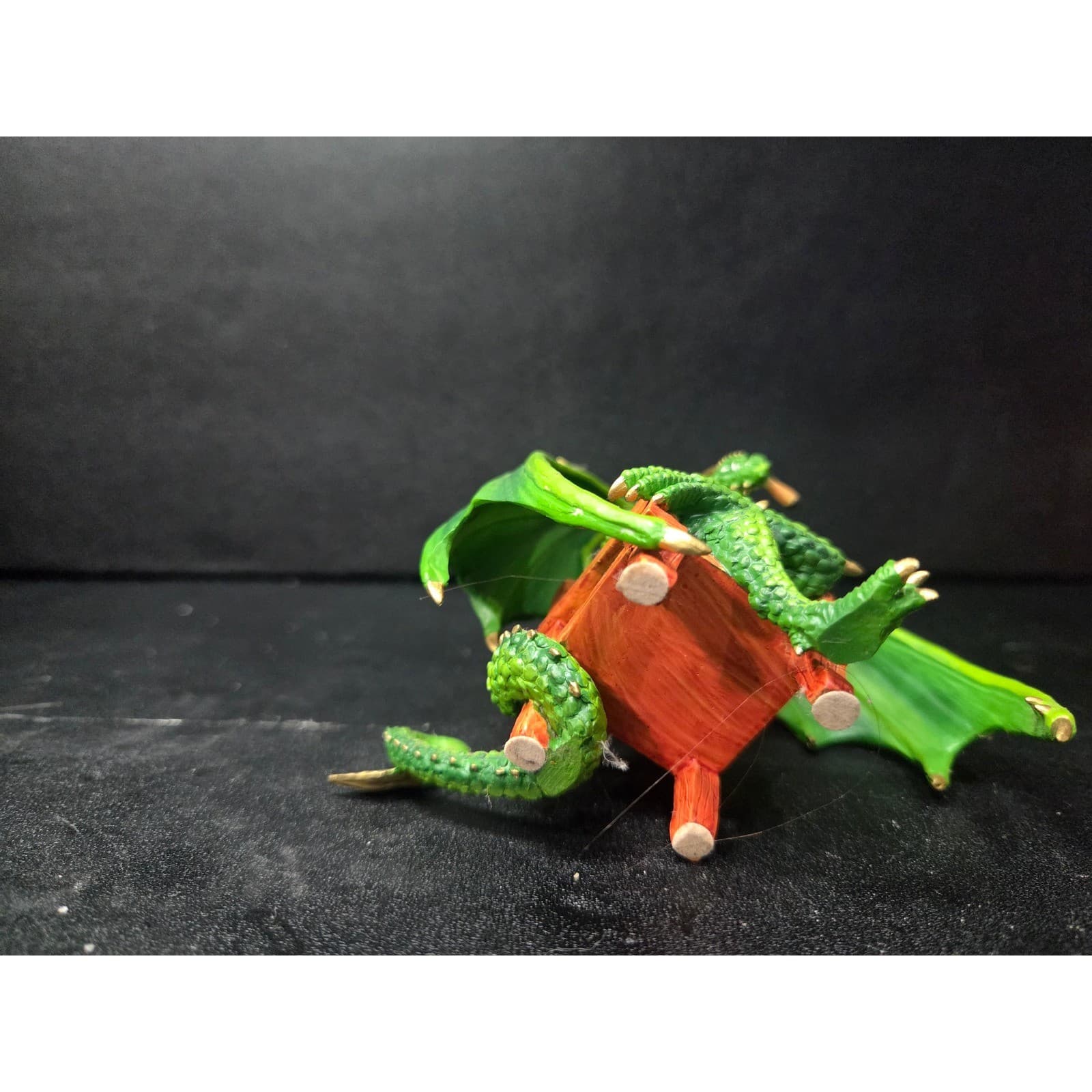 Hamilton Collection Foldin' Freddy, Hold'em or Fold'em Poker, Dragon Figure Flaw - Thumbnail 8