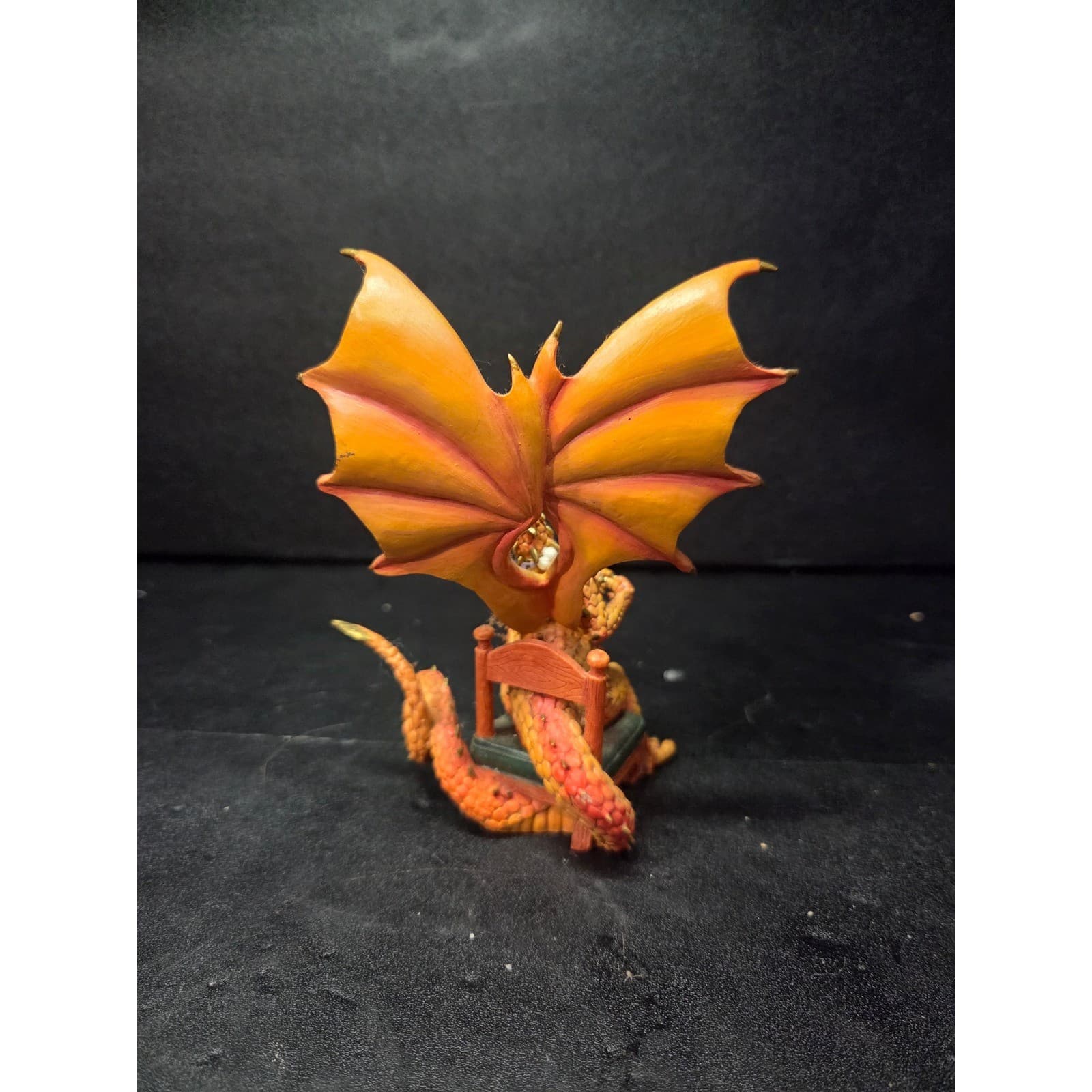 The Hamilton Collection "Cheatin' Charlie" Dragon, Hold'em Or Fold'em Figurine - Thumbnail 4