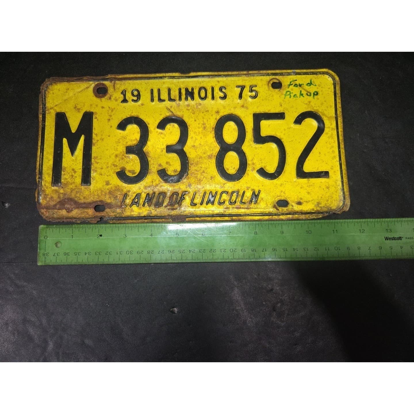 Illinois License Plate M 33 852, Land of Lincoln, Yellow Black Rustic, 1975 - Thumbnail 4