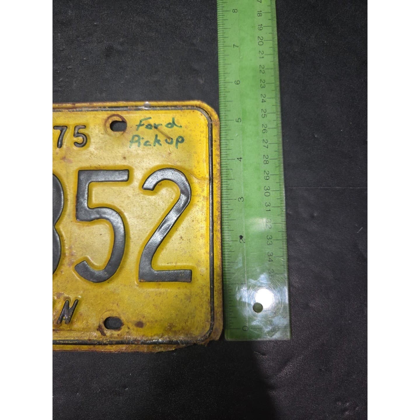 Illinois License Plate M 33 852, Land of Lincoln, Yellow Black Rustic, 1975 - Thumbnail 5