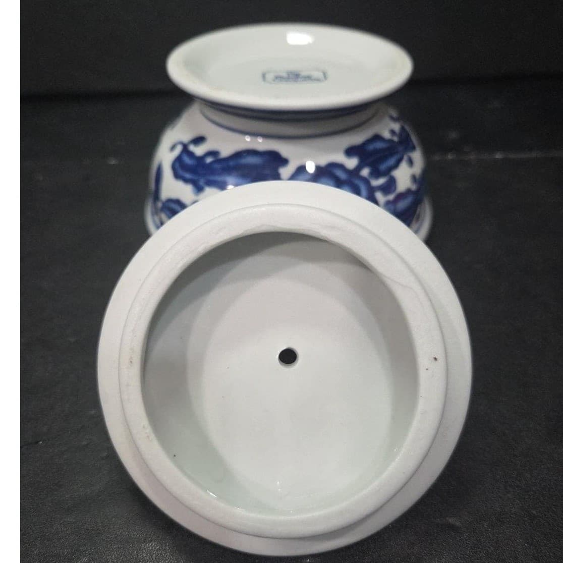 Bombay Company Blue & White Porcelain Lidded Sugar Bowl, Vintage Sweetener Jar - Thumbnail 9