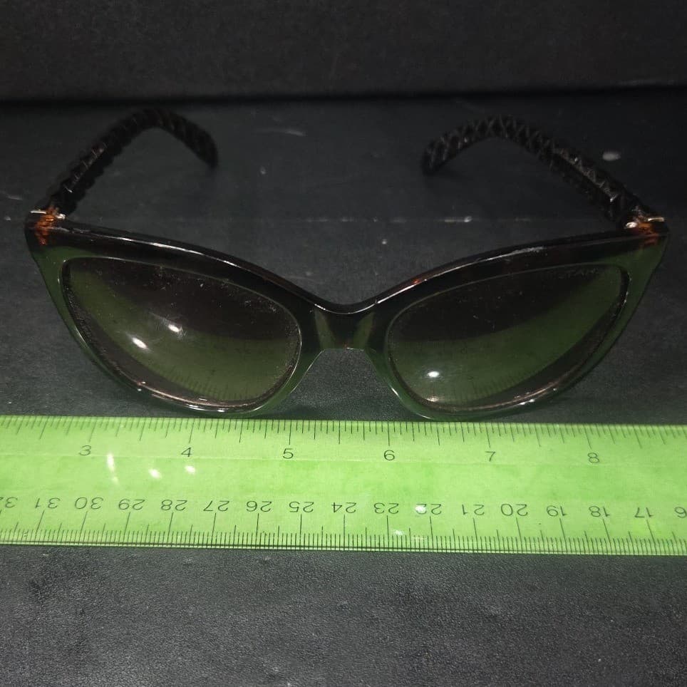 Tahari Women's Brown Tortoiseshell Cat Eye Sunglasses, Quilted Temples TH795 - Thumbnail 2