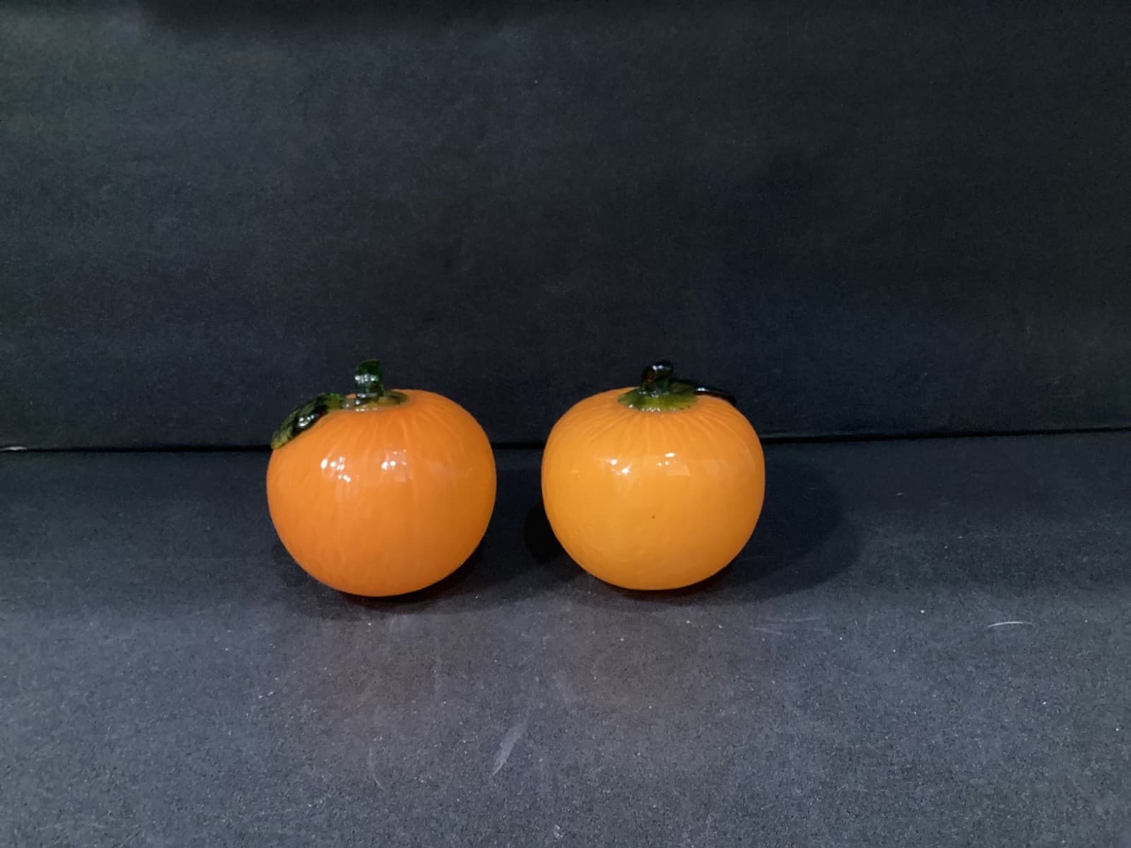 VINTAGE Murano Style 2 Art Glass Orange Figurines Blown Fruit Green Leaf Decor - Thumbnail 6