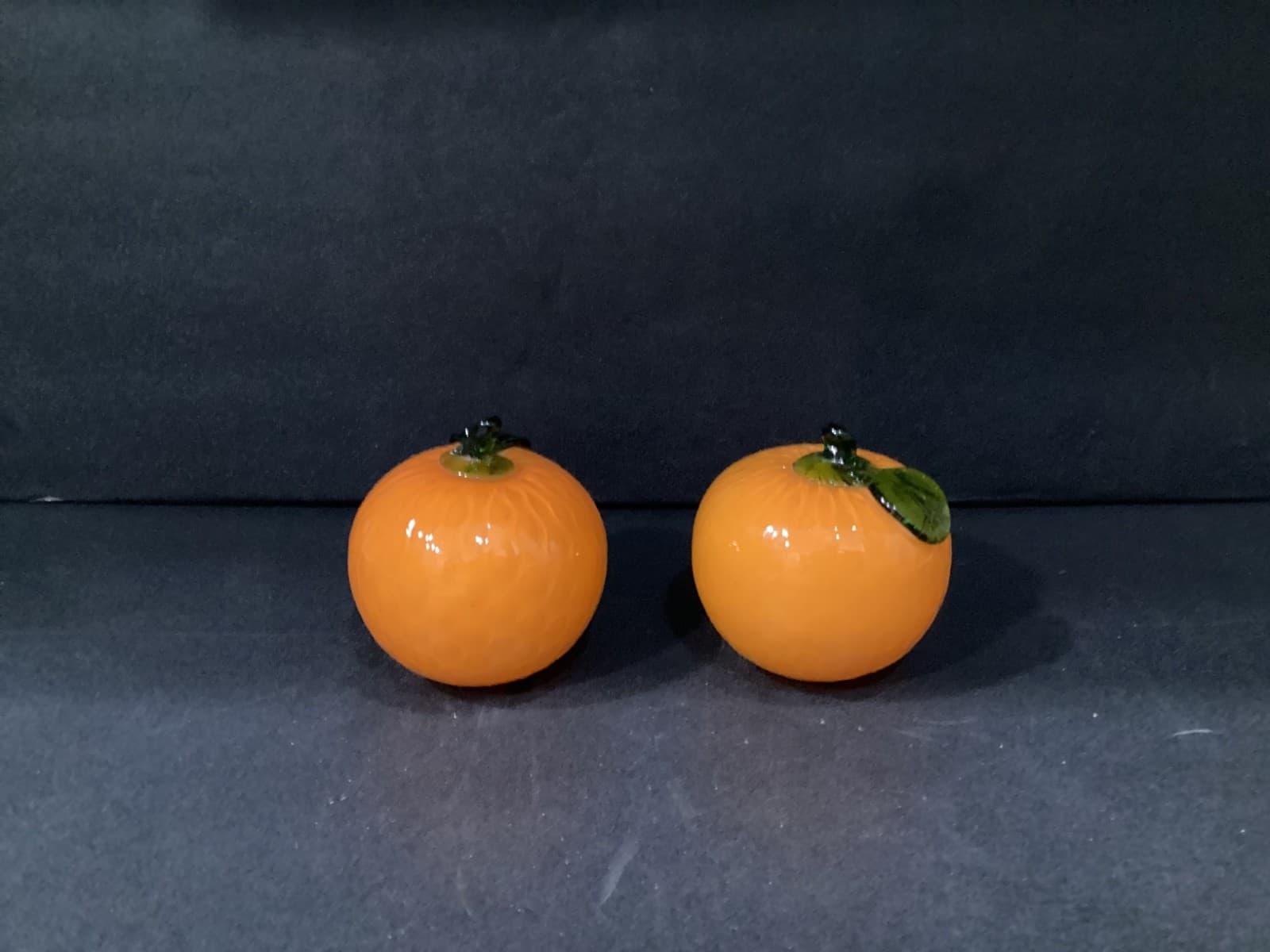 VINTAGE Murano Style 2 Art Glass Orange Figurines Blown Fruit Green Leaf Decor - Thumbnail 9