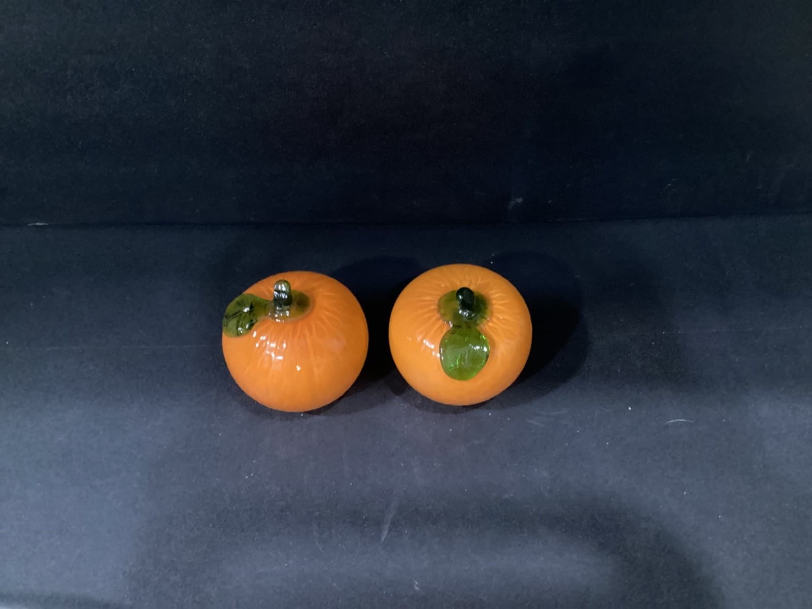 VINTAGE Murano Style 2 Art Glass Orange Figurines Blown Fruit Green Leaf Decor - Thumbnail 2