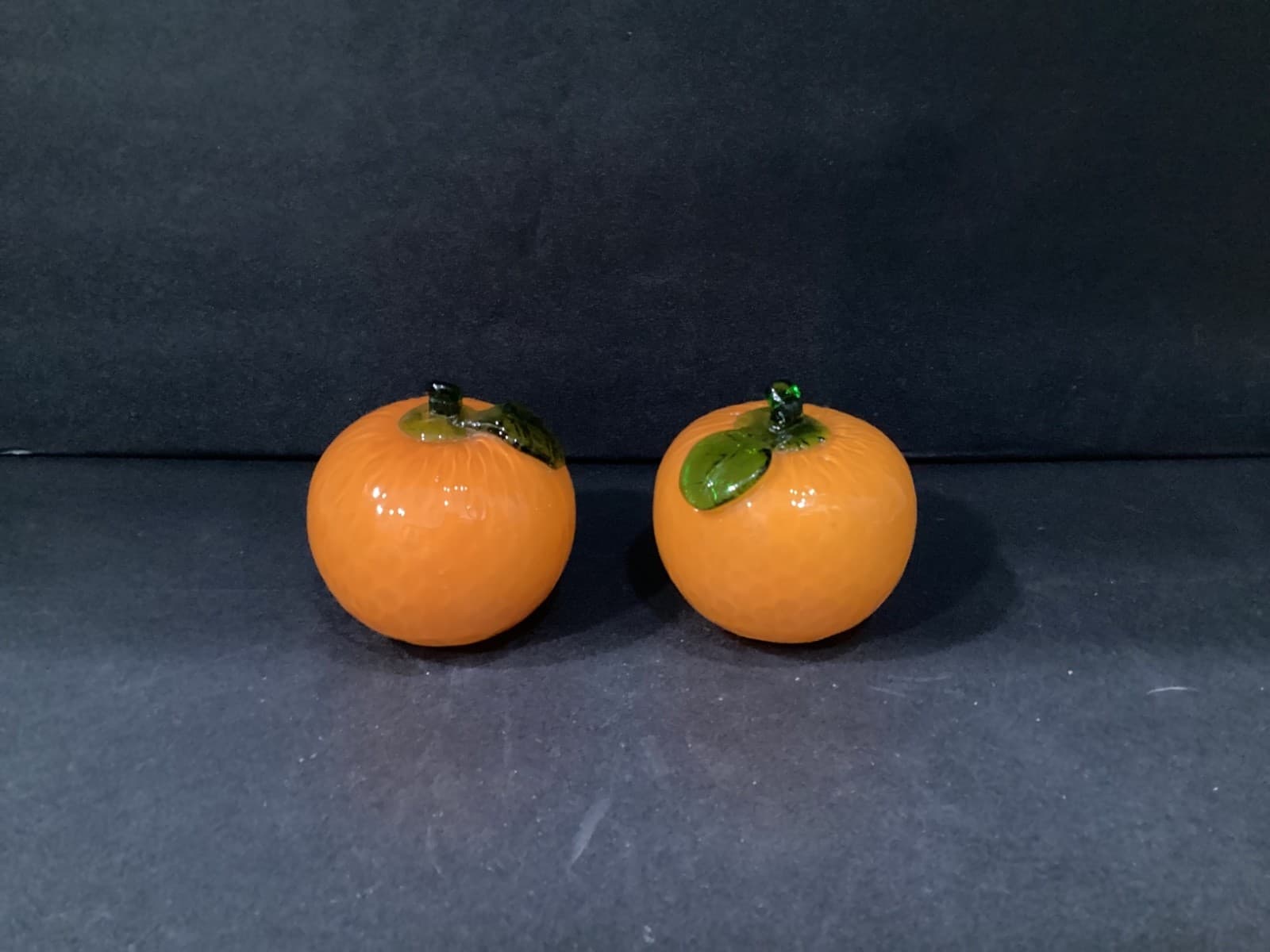 VINTAGE Murano Style 2 Art Glass Orange Figurines Blown Fruit Green Leaf Decor - Thumbnail 8