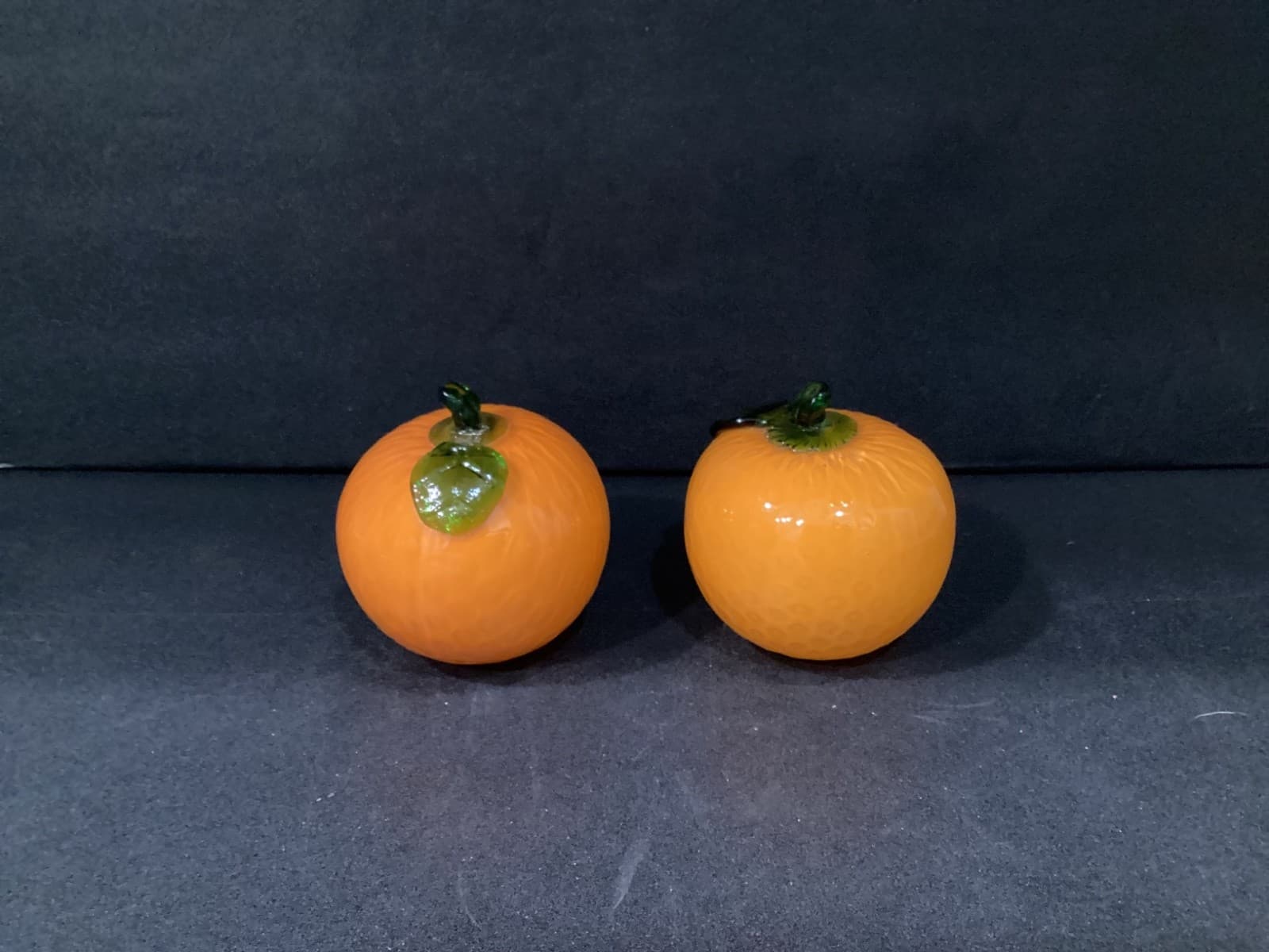 VINTAGE Murano Style 2 Art Glass Orange Figurines Blown Fruit Green Leaf Decor - Thumbnail 7