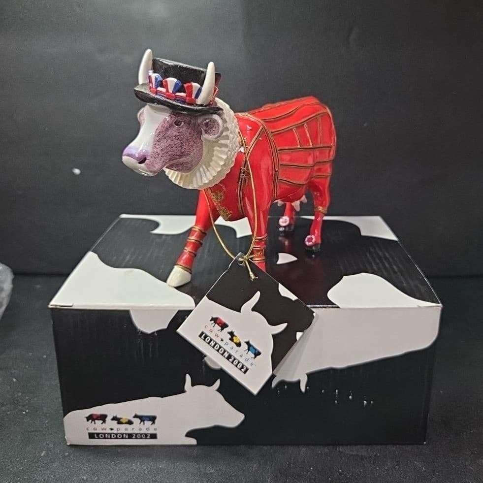 Cow Parade Beefeater It Ain't Natural Figurine, Westland Giftware, #6000 Box/Tag - Thumbnail 2