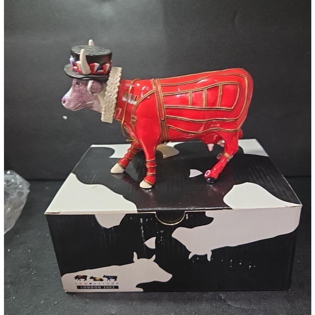 Cow Parade Beefeater It Ain't Natural Figurine, Westland Giftware, #6000 Box/Tag - Thumbnail 7