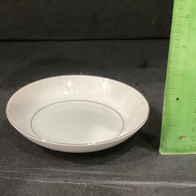 Crown Victoria "Lovelace" Berry Bowls, Set of 4, Platinum Rim, Vintage Japan - Thumbnail 3