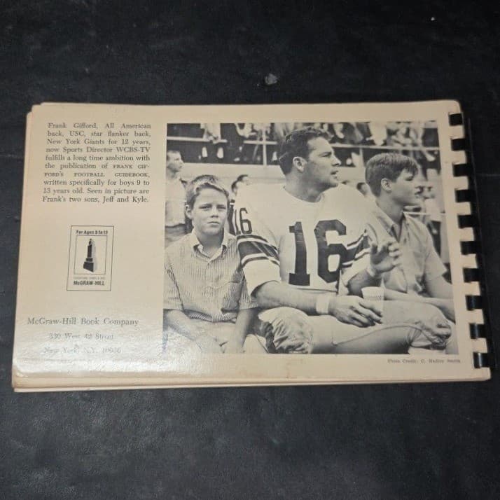 Frank Gifford Football Guidebook Basic Plays Techniques Boys 1963 McGraw Hill - Thumbnail 7
