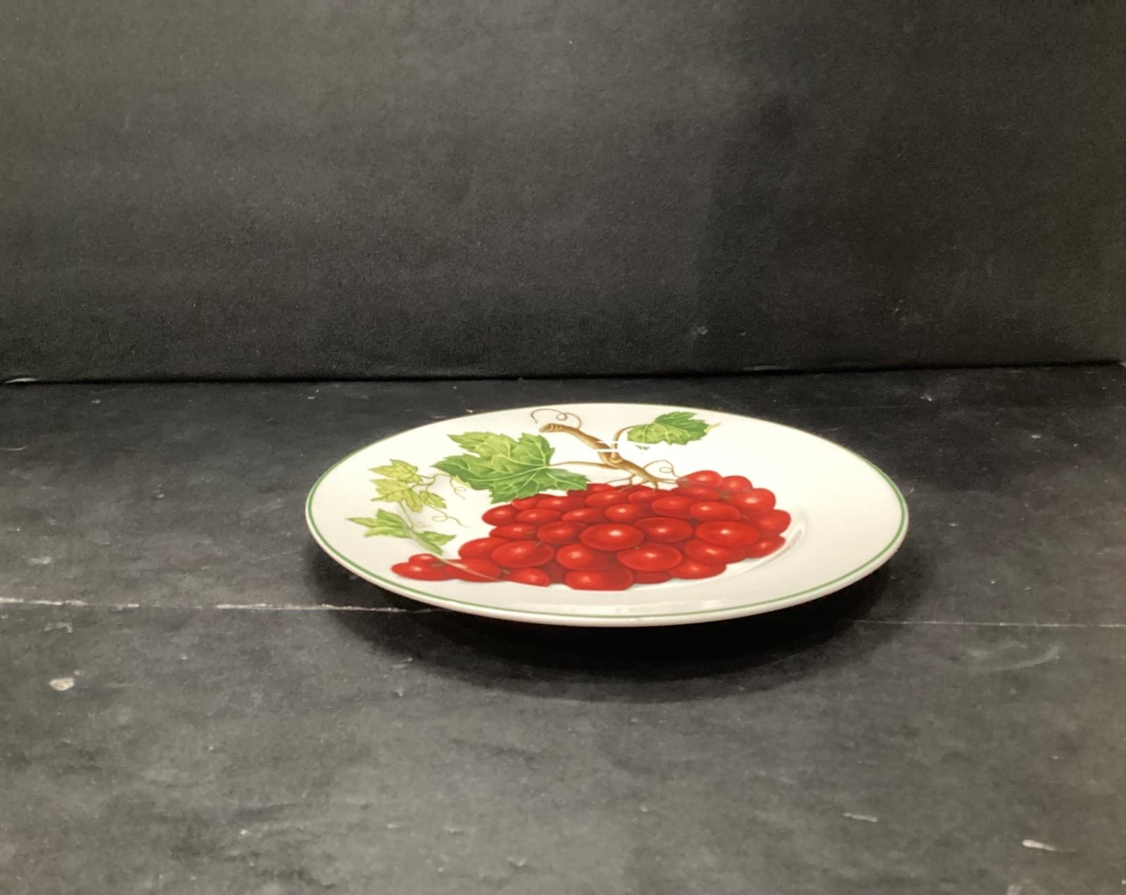 American Atelier At Home VINEYARD 8-1/4" Luncheon/Salad Plate Red Grapes #5039 - Thumbnail 6